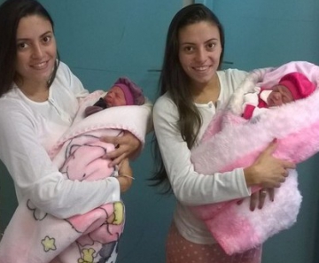 Jéssica, à esquerda, e Joyce deram à luz Valentina e Emanuelle no domingo (26) 