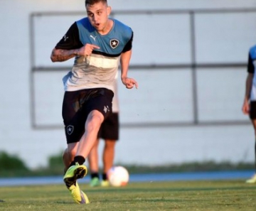 Octávio chuta em treino do Botafogo: nova oportunidade após passagem pela Fiorentina, da Itália 