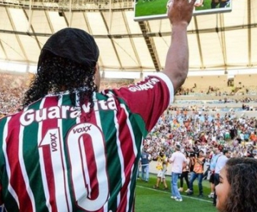 Ronaldinho foi ovacionado pela torcida tricolor ao ser apresentado no Maracanã no último dia 19