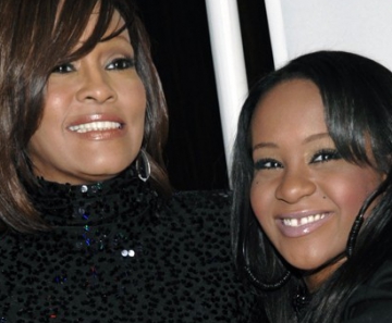Bobbi Kristina Brown aparece ao lado de sua mãe, Whitney Houston, em foto de 12 de fevereiro de 2011