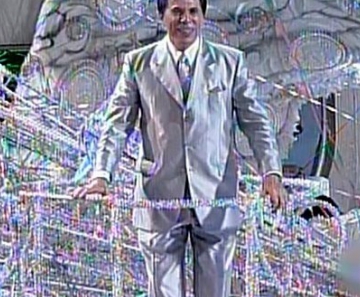 Silvio Santos procura terno usado no Carnaval de 2001 