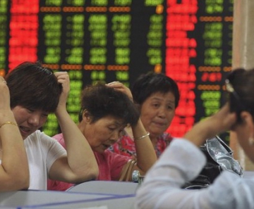 Investidores reagem à queda das ações na Bolsa chinesa, em Fuyang, província de Anhui, nesta terça-feira, em mais um dia de queda no mercado chinês