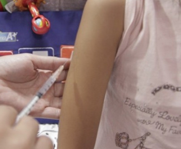 Criança recebe vacina contra dengue da Sanofi em estudo clínico de fase 2 nas Filipinas, em junho de 2014 