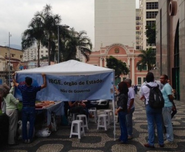 Servidores fazem ato em frente à sede do IBGE na Avenida Chile, no Centro do Rio 