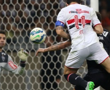 Alexandre Pato cabeceia e faz o gol em Victor, do Atlético-MG 