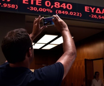Bolsa de Atenas reabriu nesta segunda-feira e chegou a cair mais de 22% 