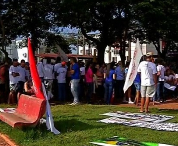 Professores protestaram nesta segunda (3) em frente à Prefeitura de Várzea Grande