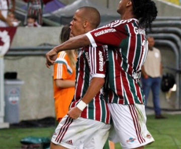 Marcos Júnior comemora gol do Fluminense contra o Grêmio junto com Ronaldinho