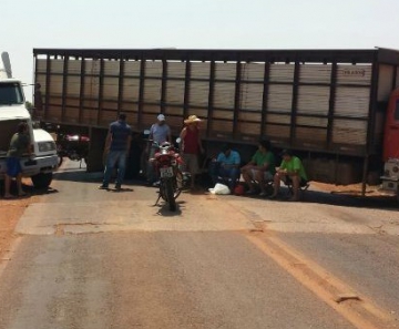 Moradores usaram caminhões para parar o tráfego na MT-170 