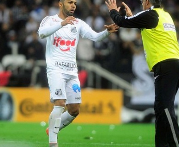 Gabriel festeja o seu gol com o técnico Dorival Júnior 
