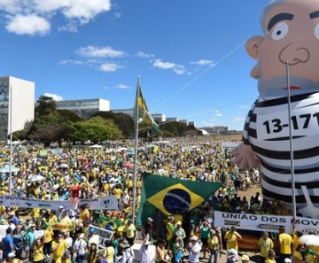 Boneco inflávio do ex-presidente Lula com uniforme de presidiário é visto durante manifestação em frente ao Congresso Nacional, em Brasília no último dia 16 