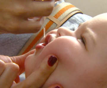 Criança é vacinada em Campinas-SP; Campanha Nacional de Vacinação contra Poliomielite começa neste sábado (15) 