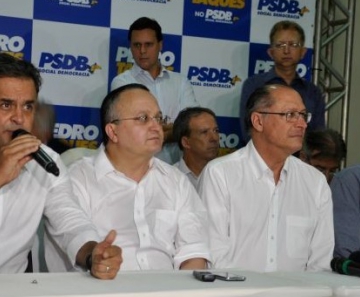 Aécio Neves, Pedro Taques, Geraldo Alckmin e José Serra durante ato de filiação do governador de Mato Grosso ao PSDB 