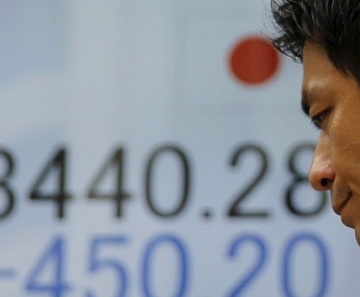 O índice Nikkei 225 perdeu 724,79 pontos, a 18.165,69 unidades. 