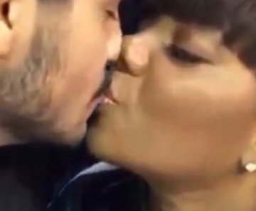 Luan Santana e Ludmilla se beijam