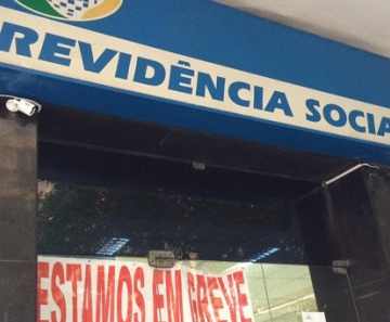 Faixa de greve podia ser vista em uma das agências do INSS em Copacabana 