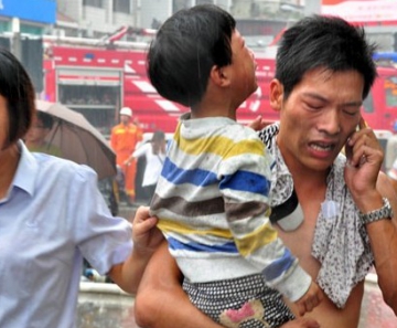 Criança é retirada após incêndio em creche em Ningde, na China, nesta quarta-feira (16) 