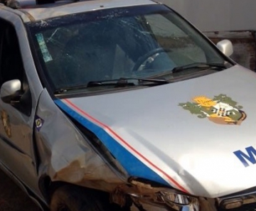 Carro da PM caiu em valeta e três policiais ficaram feridos 