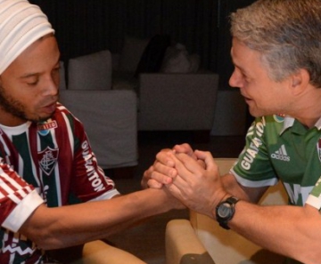 Ronaldinho e Peter no dia da assinatura de contrato: presidente garante que meia foi muito importante para a parte comercial do Fluminense 