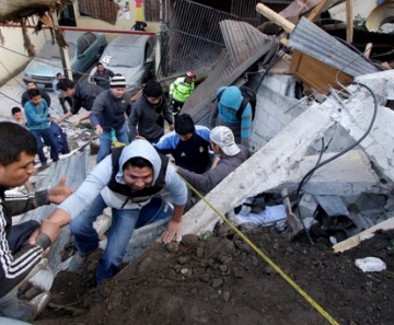 Moradores deixam área afetada por um deslizamento de terra em Santa Catarina Pinula, na periferia da Cidade da Guatemala. Segundo a imprensa local, seis corpos foram recuperados a partir de lama e cerca de 40 casas foram destruídas
