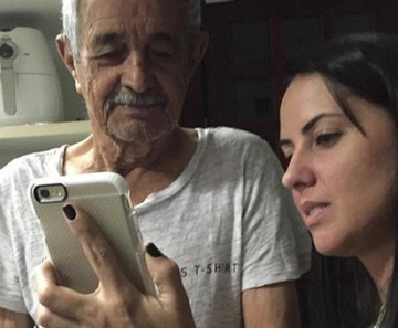 Graciele Lacerda ao lado do sogro, Francisco, pai de Zezé Di Camargo, em foto publicada no Instagram pelo cantor sertanejo