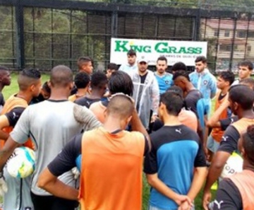 Nesta segunda, o time sub-16 do Botafogo já treinou no gramado novo de General Severiano 