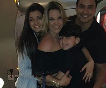Carla Perez comemora aniversário com Xanddy e com os filhos, Camilly Victoria e Victor Alexandre