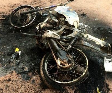 Moto do suspeito pegou fogo após ser atingida por um tiro durante o confronto 