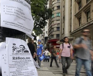 Homem observa anúncios de vagas de trabalho no centro de São Paulo 