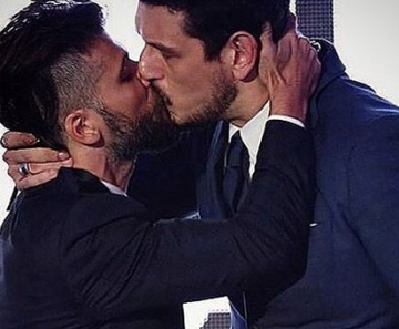 Bruno Gagliasso e João Vicente de Castro se beijam em prêmio no Rio