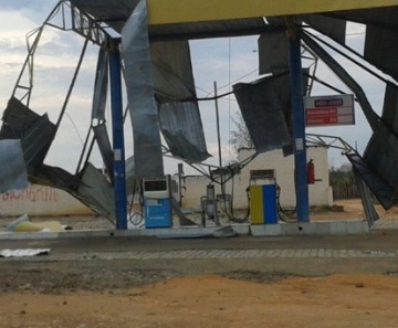 Cobertura de um posto de combustíveis também desmoronou em Fartura do Piauí 
