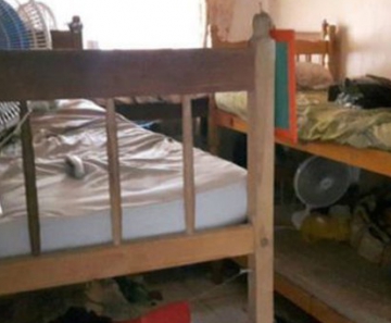 No total, seis pessoas dormiam em três beliches neste pequeno quarto 