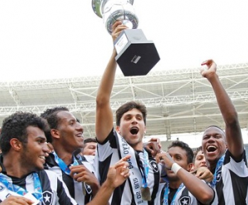 Capitão do sub-20, Igor Rabello, com o troféu da OPG, será integrado aos profissionais do Botafogo  