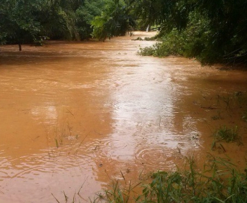 Rio da Casca transbordou após chuvas fortes