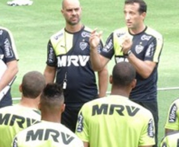 Diego Aguirre conversa com os jogadores durante treinamento na Cidade do Galo