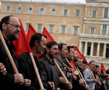 Membros do partido PAME, afiliado ao comunismo, marcham durante a greve desta quinta-feira em Atenas 