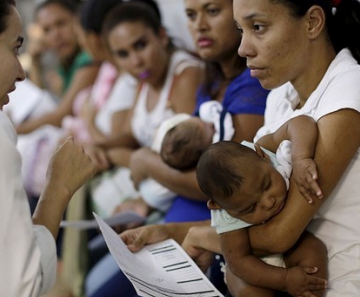 Mães de crianças com microcefalia recebem orientação médica em hospital do Recife 