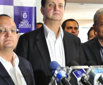 Governador Pedro Taques (PMDB), ministro das Cidades, Gilberto Kassab (PSD) e o presidente da AMM, Neurilan Fraga (PSD) 