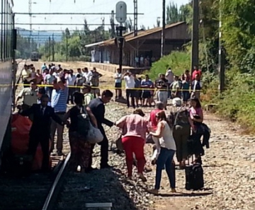 Trem é evacuado após colidir com carro no Chile 