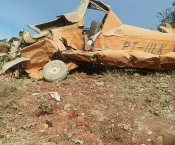 Avião agrícola caiu durante aplicação de agrotóxico e piloto morreu 