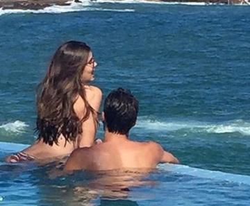 Camila Queiroz com o namorado em Salvador 