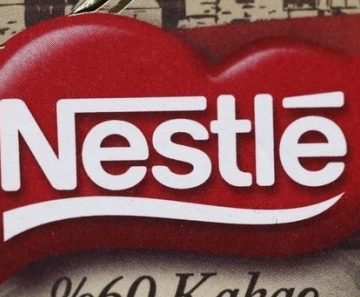 Logo da Nestlé na sede da multinacional em Vevey