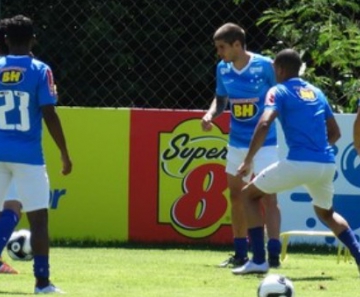 Jogadores do Cruzeiro durante treino na Toca da Raposa II 