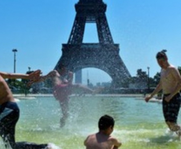 Garotos brincam na fonte dos jardins do Trocadero, em frente à Torre Eiffel, em Paris 
