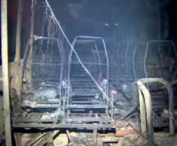 Incêndio em garagem destrói 31 ônibus em São José dos Campos, SP 