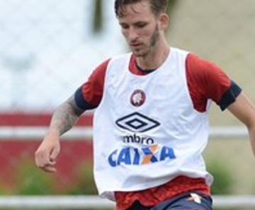 Zagueiro Léo Pereira treina no campo do CT do Caju 