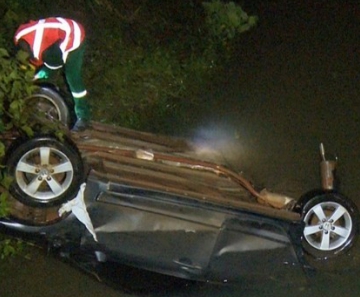 Carro ficou submerso em rio após condutor perder capotar na MT-242