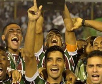 Cícero, com a braçadeira de capitão, levanta a Primeira Liga: segundo título nacional com a camisa do Fluminense 