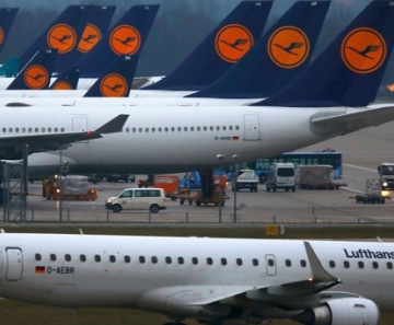 Aviões da alemã Lufthansa estacionados no aeroporto de Munique. 
