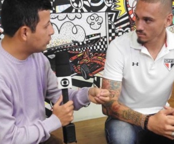 Maicon conversa com o repórter André Hernan, na TV Globo